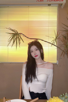 夏天短袖侧面看见女生小馒头